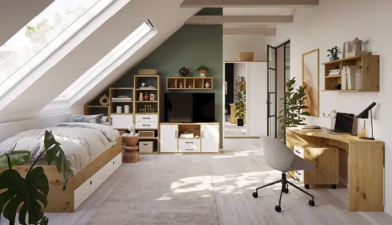 Helles Jugendzimmer unterm Dach mit Bett, Schreibtisch und Regalwand.